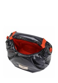 Zwarte glanzende handtas met een oranje handvat en ritssluiting, voorzien van een contrasterende rode binnenkant, een vlakke bodem en subtiele kreukdetails.