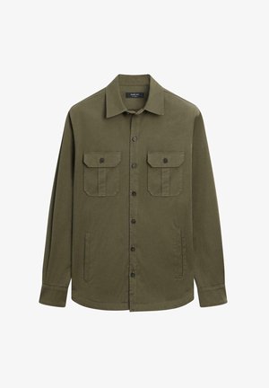 Olivgrünes, langärmliges Hemd zum Knöpfen mit zwei aufgesetzten Brusttaschen mit Knöpfen und seitlichen Leistentaschen, ausgestattet mit einem klassischen Kragen.