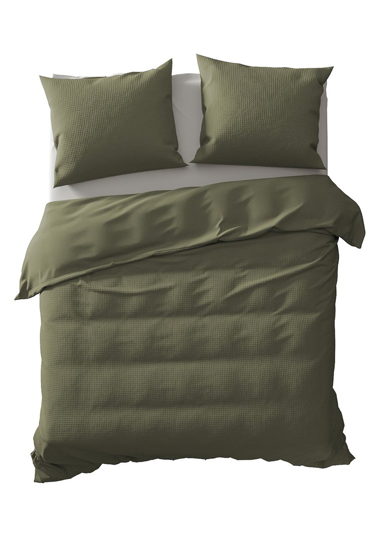 Olivengrünes Bettwäsche-Set mit gep quilteter Textur. Enthält einen Bettbezug und zwei passende quadratische Kissenbezüge. Glatte, weiche Stoffoberfläche.