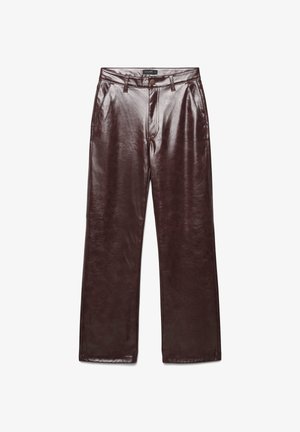 Pantaloni a gamba larga in finta pelle marrone con una texture liscia, chiusura frontale con bottone e tasche laterali. Presentano un design classico della vita.