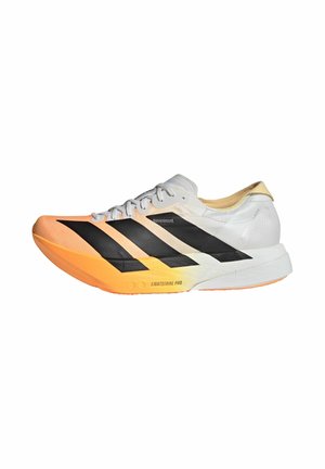 Chaussure de course légère avec un design blanc, orange et noir, fermeture à lacets et « LIGHTSTRIKE PRO » sur la semelle intermédiaire.