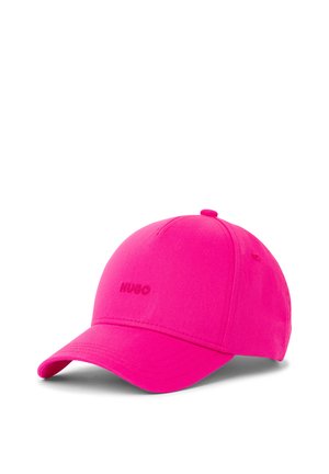 Jasnoróżowa czapka z daszkiem z zakrzywionym rondem i małym logo „HUGO” wyhaftowanym na środku z przodu.