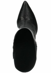 Bottine noire à bout pointu en cuir texturé avec une doublure intérieure lisse. Présente une silhouette élégante et un minimum de ferrures.