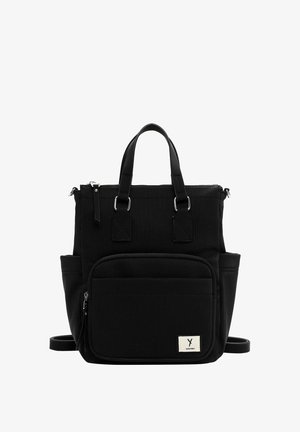 Sac à dos rectangulaire noir avec deux poignées courtes, une poche frontale zippée, des poches latérales et un petit patch logo blanc en bas à droite.