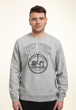 Felpa grigia con maniche lunghe, con la scritta "NEW YORK UNIVERSITY" in nero e un design centrale del logo con un sigillo emblematico.