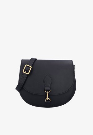 Črna usnjena torbica čez rame z zaobljenim poklopcem, zlate barve kovinskimi dodatki in nastavljivim trakom. Gladek tekstura z minimalističnim dizajnom.