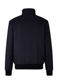 Schwarze Bomberjacke mit langen Ärmeln, gerippten Bündchen, Taillenbund und hohem Kragen, von hinten vor einem weißen Hintergrund dargestellt.