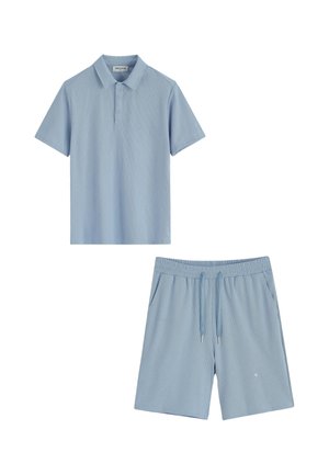Polo bleu clair à manches courtes avec trois boutons, associé à un short à cordon assorti avec poches latérales et taille élastique.