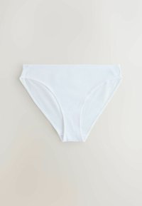 Weiße Baumwoll-Bikinislip-Damenunterwäsche liegt flach auf hellem Hintergrund.