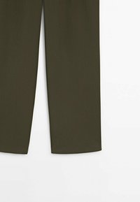 Pantalon vert foncé à jambes droites avec un ourlet net sur un fond blanc uni.
