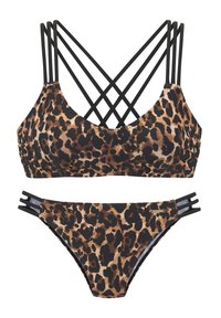 Μαγιό σε σχέδιο λεοπάρ, αποτελούμενο από μπικίνι με σχέδιο σταυρωτού λουριού σε μαύρο χρώμα. Το τοπ έχει στρογγυλή λαιμόκοψη, ενώ τα σλιπ διαθέτουν πλάγιες λεπτομέρειες με λουριά.