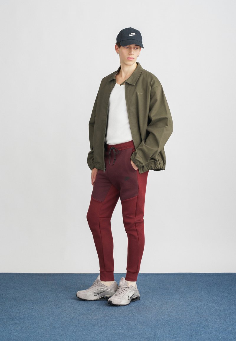 Nike Sportswear Teplákové kalhoty - dark team red/burgundy crush/black