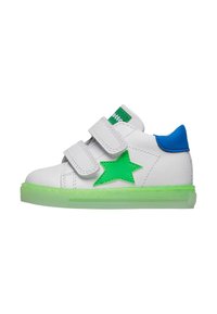 Sneaker bianco con accento a stella verde, tacco blu e doppie fasce in velcro. La suola trasparente verde offre un contrasto vivace.
