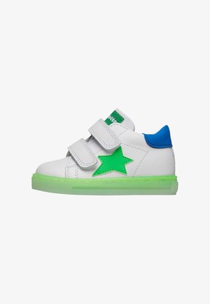 Sneaker bianco con accento a stella verde, tacco blu e doppie fasce in velcro. La suola trasparente verde offre un contrasto vivace.