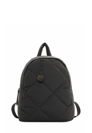 Mochila acolchada negra con forma redondeada, diseño acolchado, cierre de cremallera y una pequeña etiqueta de metal sujeta por una cadena.