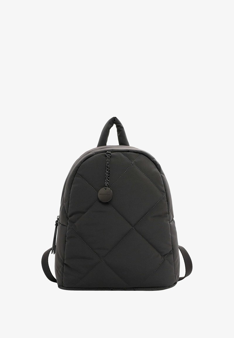 Mochila acolchada negra con forma redondeada, diseño acolchado, cierre de cremallera y una pequeña etiqueta de metal sujeta por una cadena.