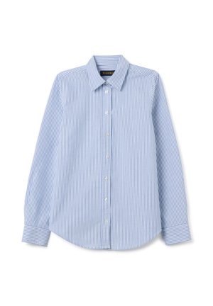 Camicia a maniche lunghe button-up a righe verticali blu chiaro e bianca, con colletto a punta e polsini con bottone, stesa su uno sfondo bianco.