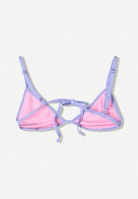 Haut de bikini triangulaire rose avec des bretelles et des bordures lavande, présentant des glissières ajustables et un détail de lien au centre. Texture de tissu douce.