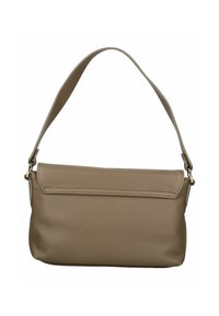 Sac en cuir taupe avec une seule sangle et une fermeture à rabat, présentant une texture granuleuse et des accents en métal doré.