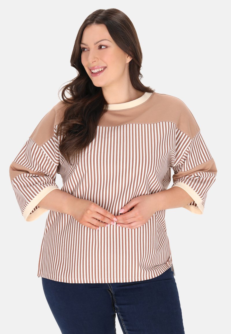 Tricou cu mânecă lungă în dungi maronii și crem, cu decolteu rotund. Material moale, mâneci late și manșete crem contrastante.