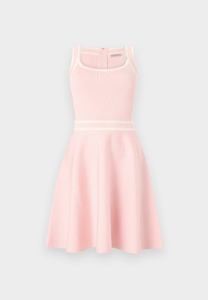 Robe sans manches rose clair avec encolure carrée, corsage côtelé ajusté, taille rayée et jupe évasée sur fond uni.