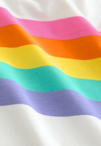 Többszínű anyag vízszintes csíkokkal: rózsaszín, narancssárga, sárga, zöld és lila. Puha textúrájú, pamut anyag, sima, egyenletes felülettel.