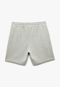 Pantalones cortos de algodón grises con una cintura elástica y dobladillo cosido. Textura suave, diseño a la altura de la rodilla y estilo minimalista sin patrones.