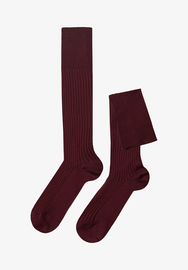 Calcetines de punto burdeos hasta la rodilla con un puño sólido, que presentan una textura suave y un diseño de puntera redondeada. Incluye un par.
