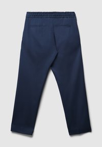 Dunkelblaue Hose mit elastischem Bund, zwei aufgesetzten Taschen auf der Rückseite und geradem Beinschnitt, vor einem schlichten hellen Hintergrund.