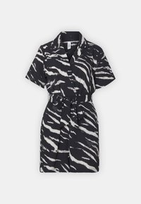 Robe rayée noir et blanc avec des manches courtes, une taille ceinturée et un col. Tissu léger et lisse.