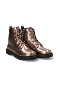 Botines metálicos de bronce con punta redonda, cierre de cordones en la parte delantera, cremallera lateral y suela de goma negra texturizada.