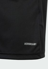 Černé sportovní šortky z lehkého materiálu. Mají hladký povrch a bílé logo "AEROREADY" v pravém dolním rohu.