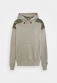 Sudadera gris con un bolsillo tipo canguro, paneles de hombro en verde contrastante, cordón ajustable y logo de Nike en la manga. Tejido suave.