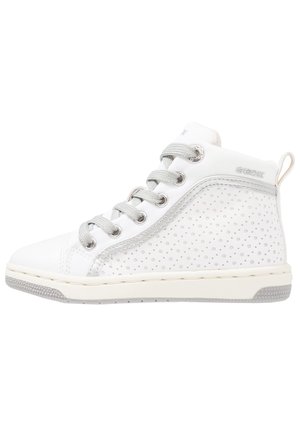 Białe wysokie trampki wykonane z gładkiej skóry z perforowanymi bokami, szare sznurówki i kontrastowa gumowa podeszwa.