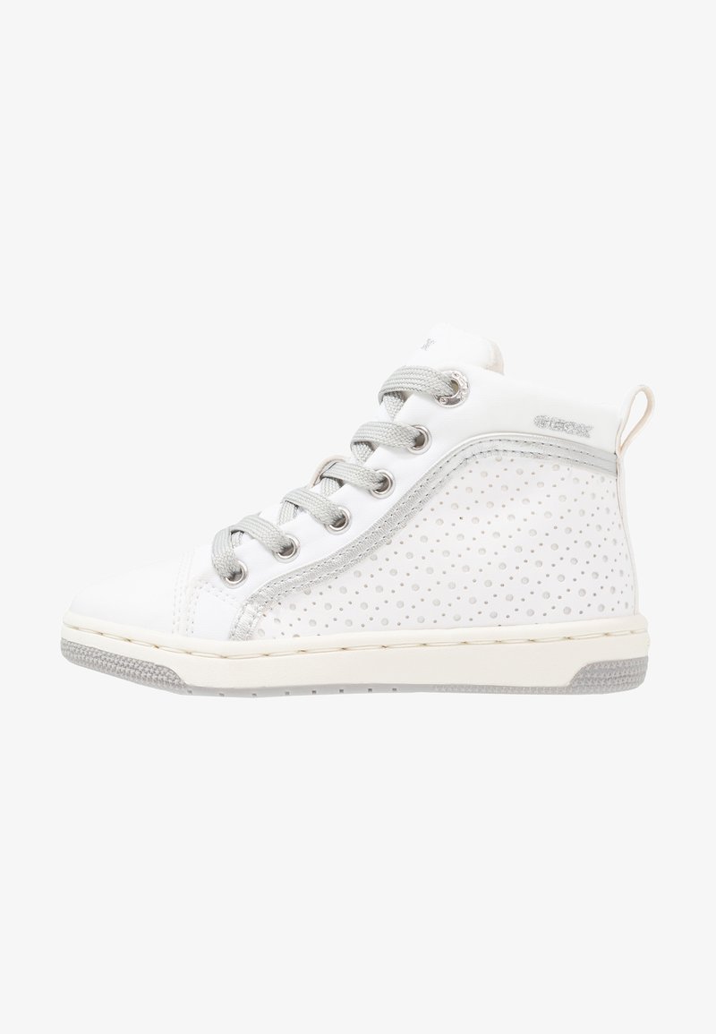 Baskets montantes blanches en cuir lisse avec des côtés perforés, des lacets gris et une semelle en caoutchouc contrastante.