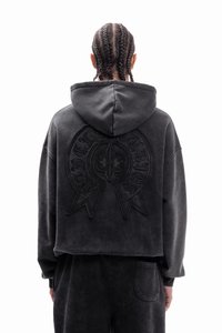 Μαύρο κομμένο hoodie από απαλό ύφασμα, με ανάγλυφο σχέδιο κορδέλας στην πλάτη. Διαθέτει κουκούλα και άνετη γραμμή.