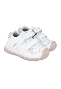Zapatillas blancas para niños con acentos rosas, hechas de cuero sintético, que cuentan con dos correas de velcro y suelas de goma moldeada.