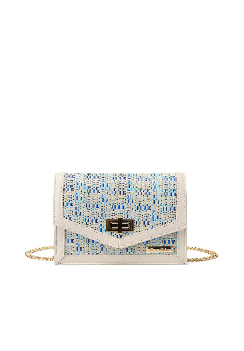 Borsa a pochette beige con un davanti a trama blu, hardware dorato e tracolla a catena. Il design è angolare con una chiusura a patta.
