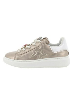 Sneaker beige metallizzato con tallone bianco, dettagli a stella e lacci decorativi. Presenta una suola in gomma e una texture liscia.