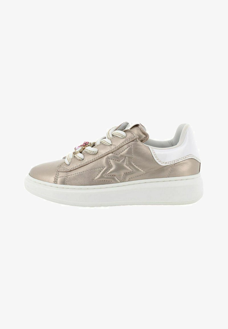 Metallic beige sneaker met een witte hak, sterdetails en decoratieve veters. Verhoogd met een rubberen zool en een gladde textuur.