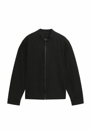 Zwarte bomberjack met een ronde kraag, een ritssluiting aan de voorkant en lange mouwen; gemaakt van gladde stof met een minimalistisch ontwerp.
