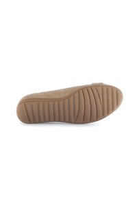 Beige Wildledersohle mit horizontalen und vertikalen Rillen, leichtem Material, flachem Design und einer strukturierten Oberfläche für besseren Grip.