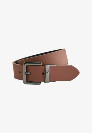 Brūna ādas josta, kas ir saritināta un tai ir sudrabota metāla sprādze un jostas cilpa, ar trim caurumiem stiprināšanai, uz baltas fona.