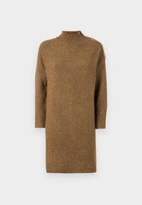 Brun turtleneck genser med trekvart ermer, med knappdetaljer på skulderen og ribbede hem og mansjetter. Myk tekstur.