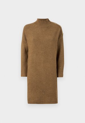 Smeđi pulover s visokim ovratnikom i rukavima do tri četvrtine, s dugmadima na ramenima i rebrastim završecima rukava i donjeg dijela. Mekana tekstura.