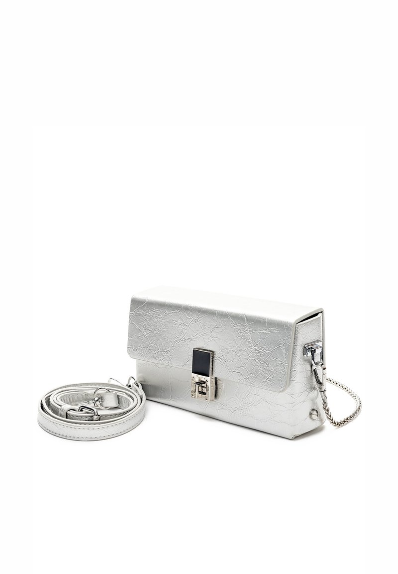 Srebrna clutch torbica od umjetne kože s teksturiranim završetkom, pravokutnog oblika, crnim akcentom na brave i odvojivom lancem za nošenje.