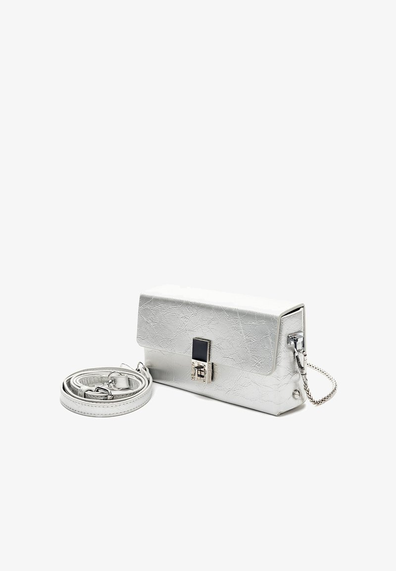 Silberne Clutch aus Kunstleder mit strukturiertem Finish, rechteckiger Form, schwarzem Verschluss und abnehmbarem Kettenriemen.