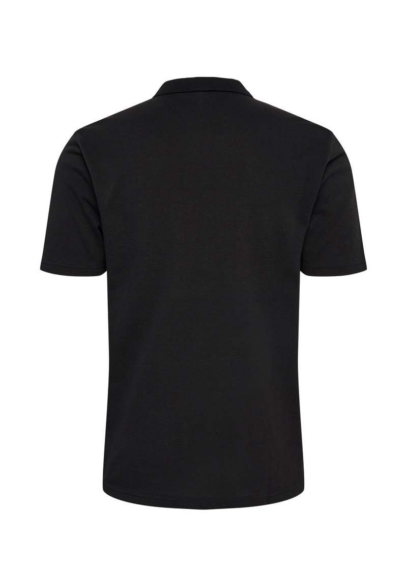Polo shirt noir à manches courtes, avec un col classique et une texture lisse. Design simple sans motifs ni accents visibles.