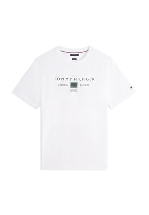 Fehér rövid ujjú póló "Tommy Hilfiger American Classics Est. 1985" felirattal és zöld teniszpálya grafikával a mellrészen.