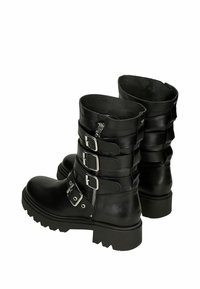 Stivali in pelle nera con tre fibbie e zip laterale, suola spessa e texture liscia; presenta un design robusto per la massima durata.